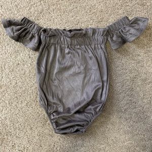 Baileys blossoms off shoulder onesie, size 9-12 m